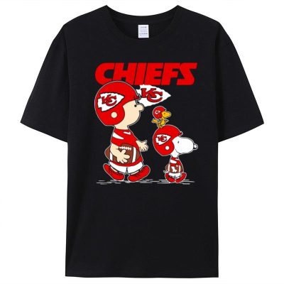 Snoopy And Charlie Playing Kansas City Chiefs Unisex T-Shirt